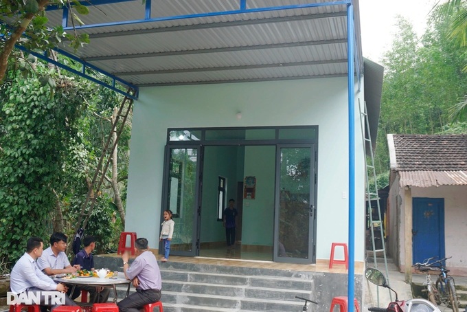 Poor Binh Dinh family given new house - 2