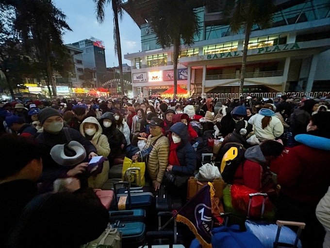 Thousands flock to Lao Cai border gate for Chinese tours - 1