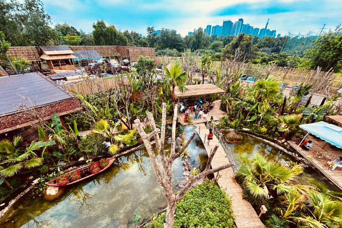 Forest-inspired café in HCM City attracts customers - 1