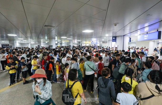 HCM City’s metro crowded during Tet - 4