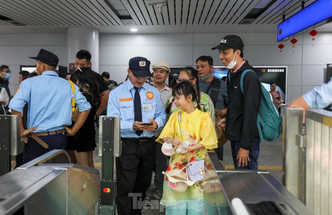 HCM City’s metro crowded during Tet - 7