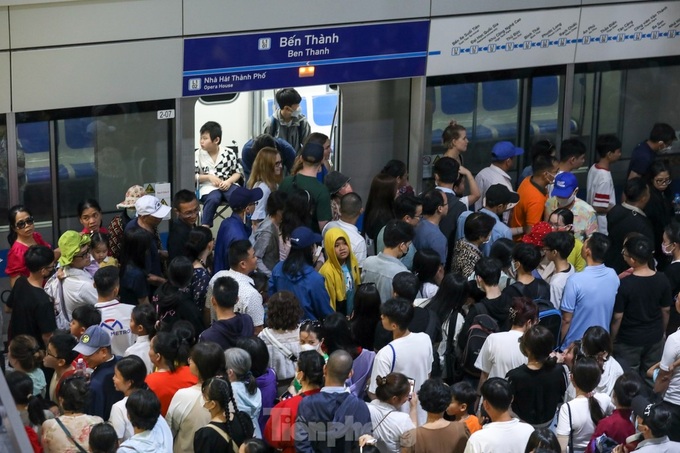 HCM City’s metro crowded during Tet - 2