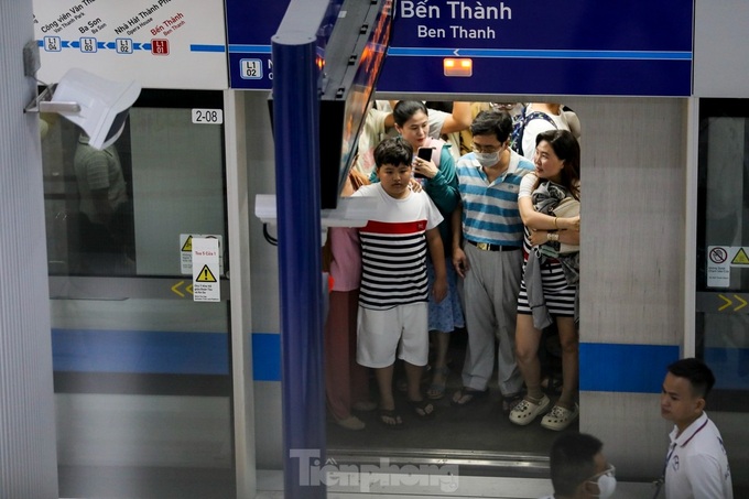 HCM City’s metro crowded during Tet - 8