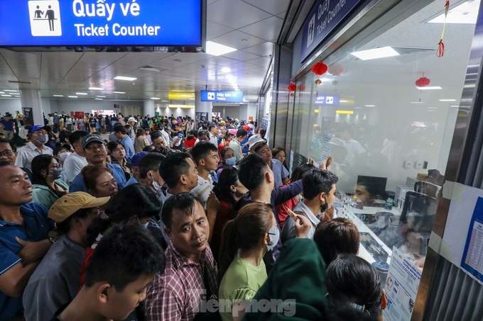 HCM City’s metro crowded during Tet - 5