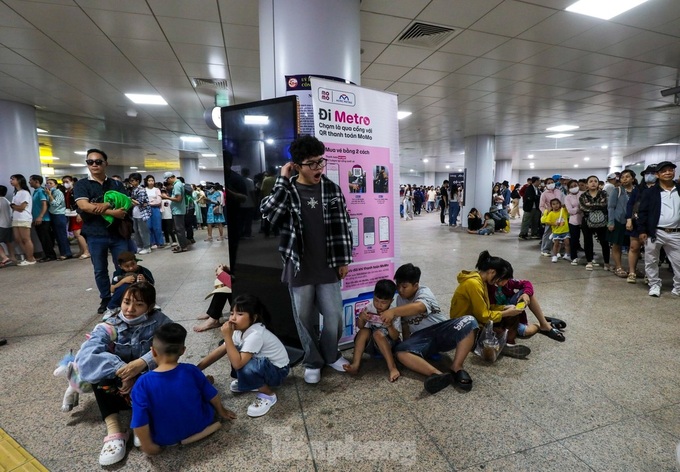 HCM City’s metro crowded during Tet - 3