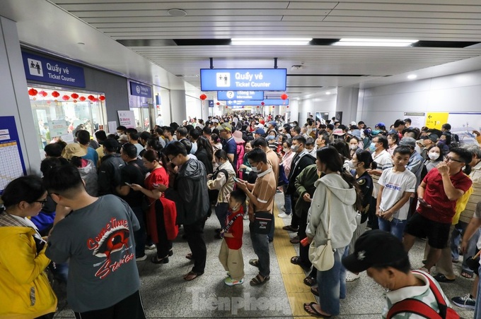 HCM City’s metro crowded during Tet - 1