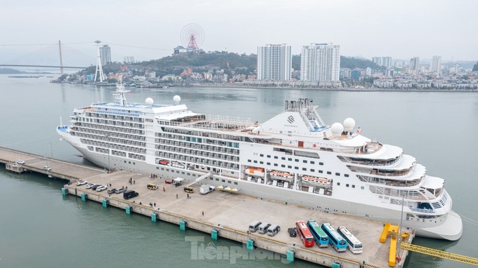 Quang Ninh welcomes over 550,000 tourists a week during Tet - 1