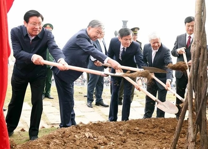 Party chief attends launch of spring tree planting festival in Ninh Binh - 1