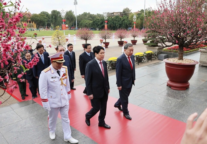 Leaders pay tribute to President Ho Chi Minh on Party’s anniversary - 3