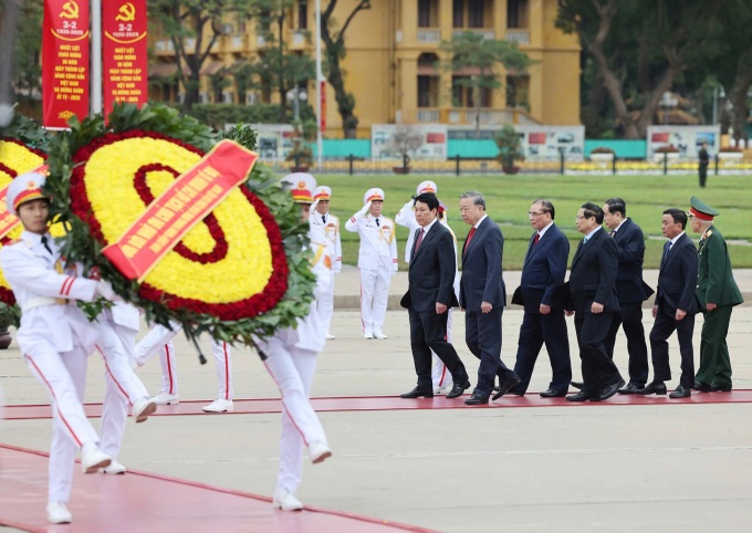 Leaders pay tribute to President Ho Chi Minh on Party’s anniversary - 1