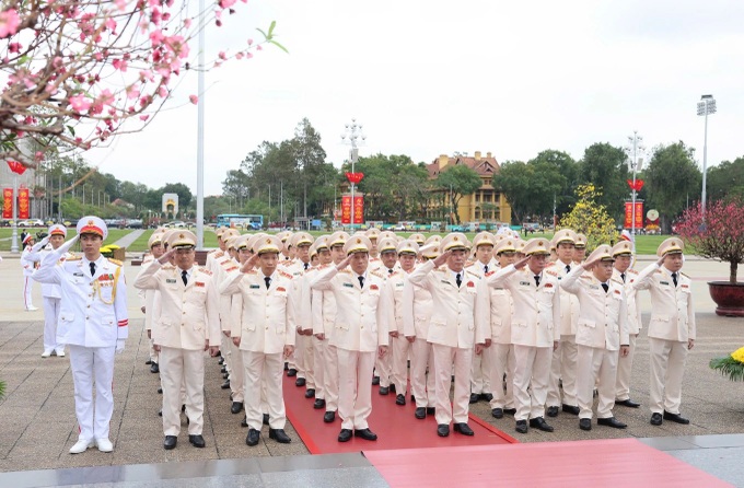 Leaders pay tribute to President Ho Chi Minh on Party’s anniversary - 5