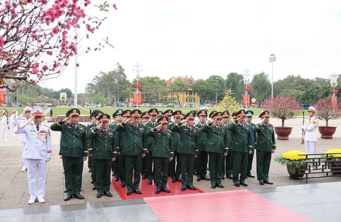 Leaders pay tribute to President Ho Chi Minh on Party’s anniversary - 4