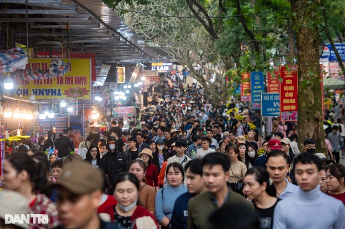 Longest spring festival opens in Hanoi - 3