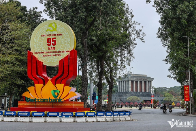 Hanoi streets decorated for communist party's 95th founding anniversary - 6