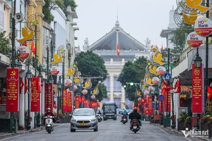 Hanoi streets decorated for communist party's 95th founding anniversary - 5