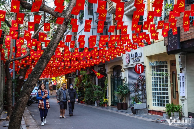 Hanoi streets decorated for communist party's 95th founding anniversary - 1