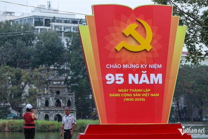 Hanoi streets decorated for communist party's 95th founding anniversary - 4