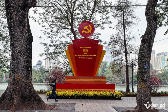 Hanoi streets decorated for communist party's 95th founding anniversary - 3