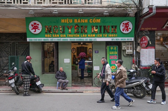 Hanoi's famous green rice cake facility reopens - 1