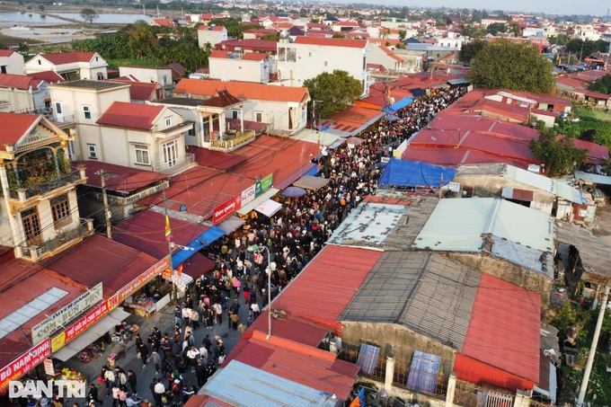 Thousands gather at Nam Dinh lucky market - 5