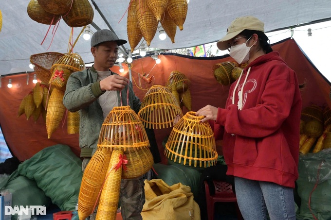 Thousands gather at Nam Dinh lucky market - 3