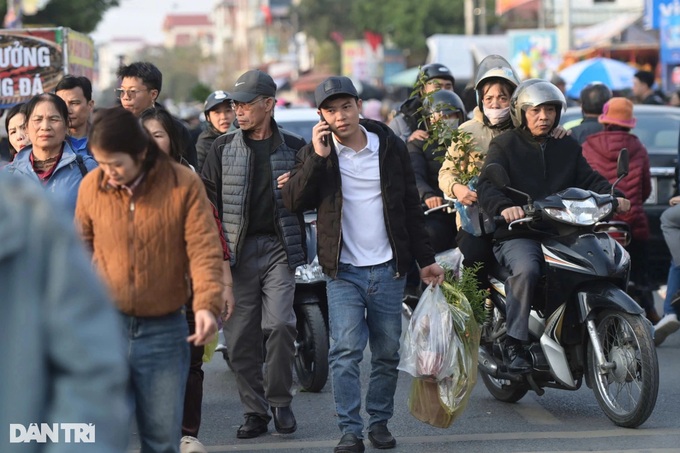 Thousands gather at Nam Dinh lucky market - 7