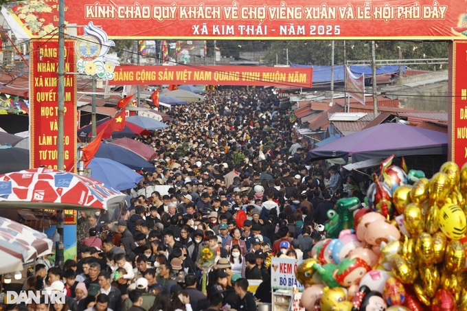 Thousands gather at Nam Dinh lucky market - 1