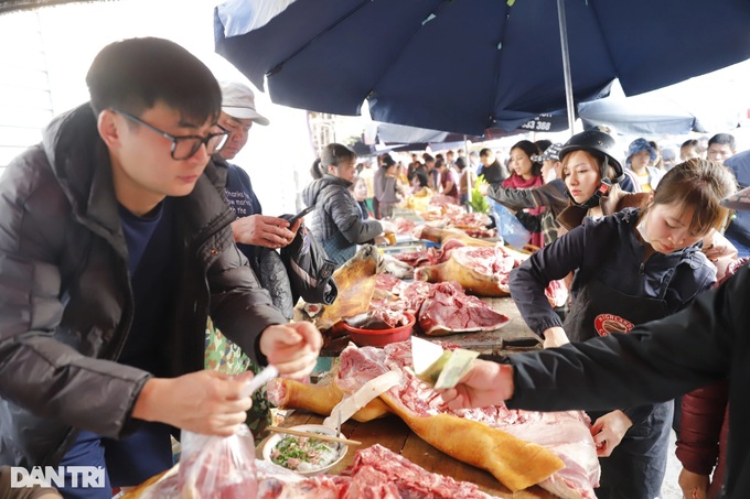 Thousands gather at Nam Dinh lucky market - 4