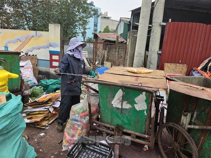 Abandoned confectionery litters Hanoi industrial park - 5