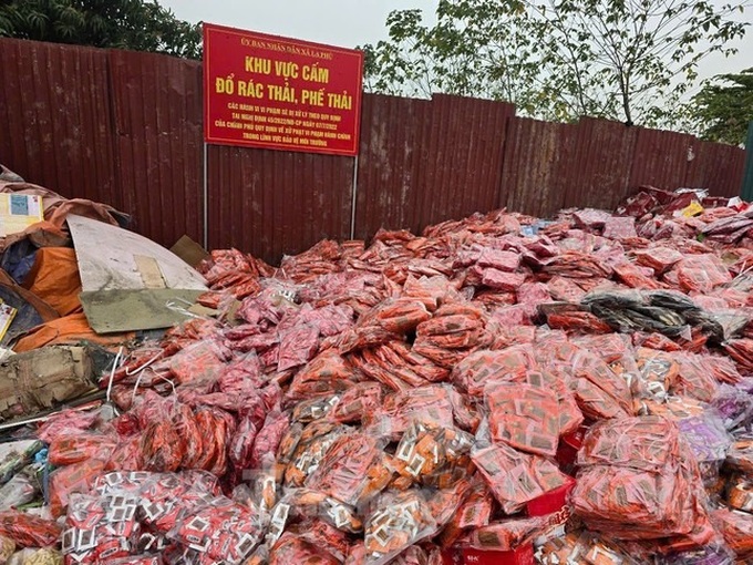 Abandoned confectionery litters Hanoi industrial park - 8