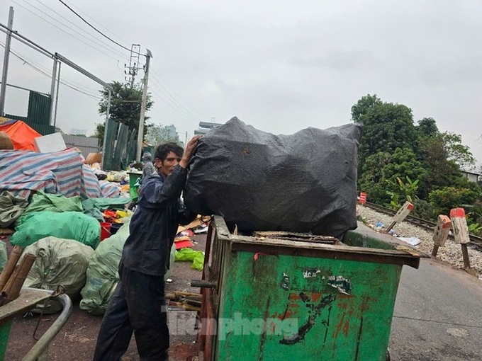 Abandoned confectionery litters Hanoi industrial park - 6