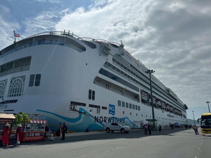 Nearly 4,000 international tourists arrive in Khanh Hoa on cruise ships - 1