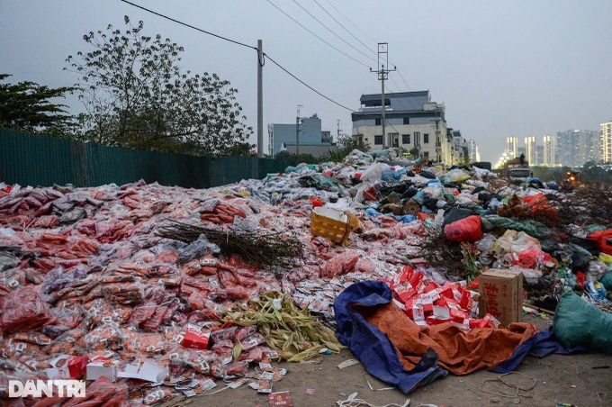 Police investigate dumping at Hanoi industrial park - 1