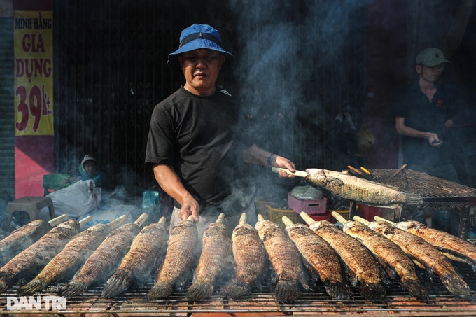 HCM City street busy preparing offerings for God of Wealth - 1