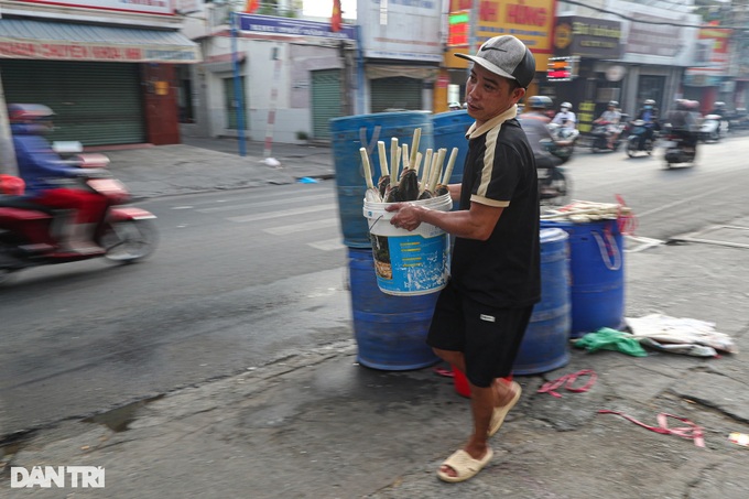 HCM City street busy preparing offerings for God of Wealth - 6