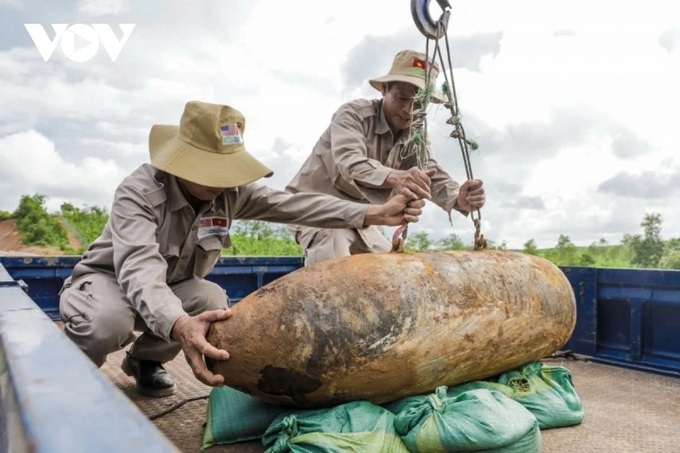 Mine clearance workers halt operations in war-torn Quang Tri province - 1