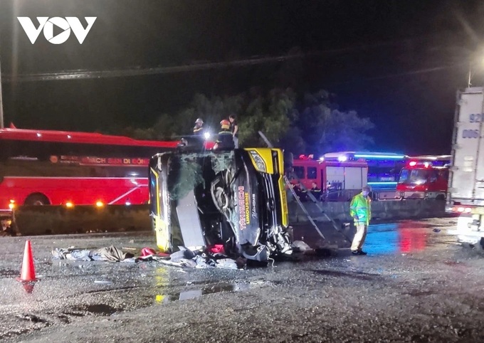 Three killed as passenger bus overturns in Phu Yen - 1