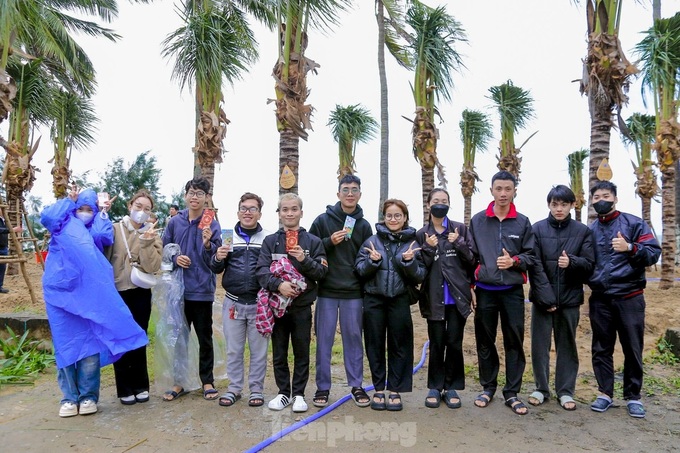 Hundreds of people plant trees on Danang’s coastal road - 3