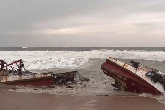 Foreign fishing boat breaks apart on Phu Yen beach - 1