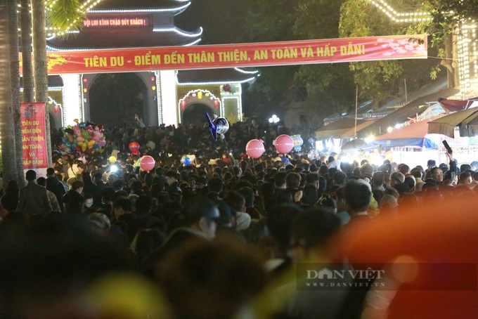 Thousands flock to Bac Ninh festival - 1