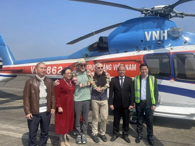 Two US millionaires take helicopter trip to Quang Ninh - 1