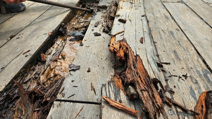 Wooden pedestrian bridge over Huong River deteriorates - 3