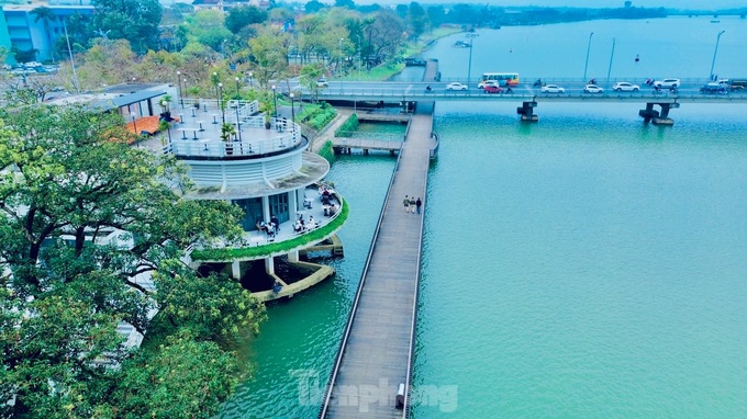 Wooden pedestrian bridge over Huong River deteriorates - 1