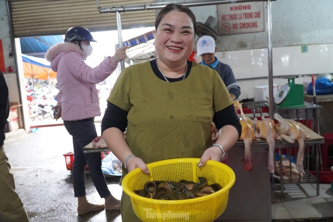 People rush to buy fish for First Full Moon Festival - 5