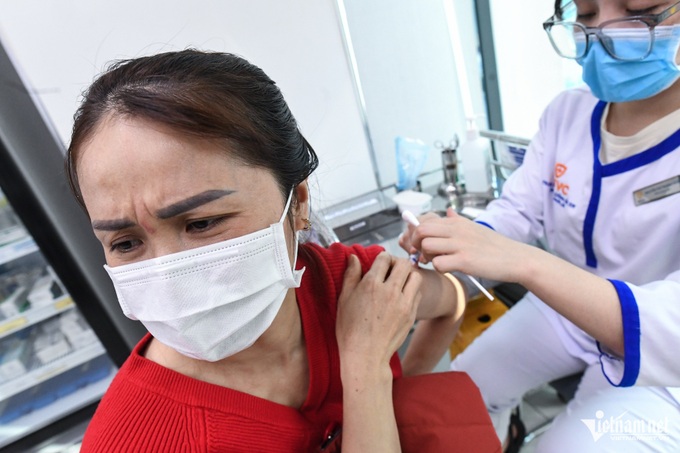 Long queue for flu vaccine in Hanoi - 10