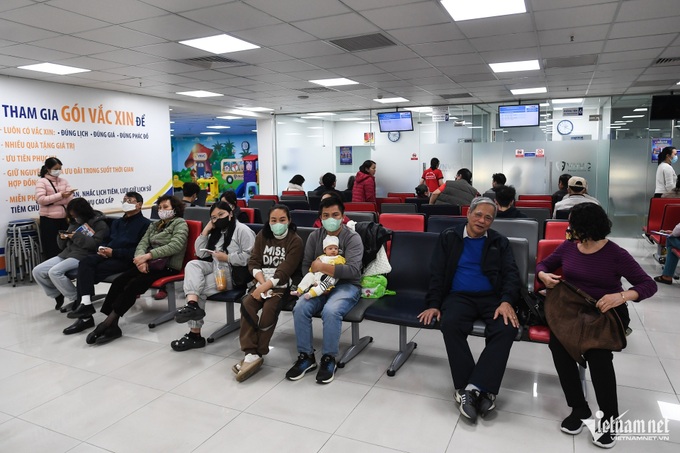 Long queue for flu vaccine in Hanoi - 5