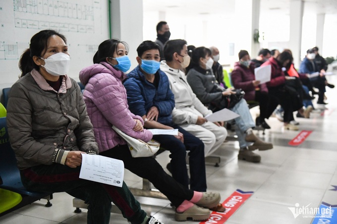 Long queue for flu vaccine in Hanoi - 1