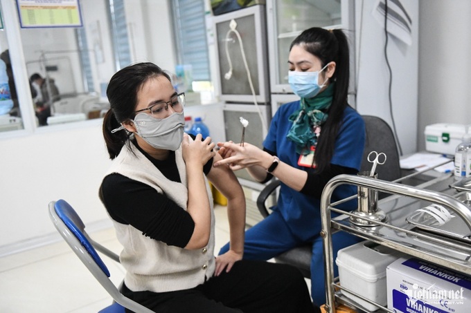 Long queue for flu vaccine in Hanoi - 3