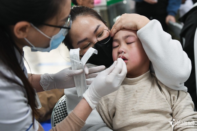 Long queue for flu vaccine in Hanoi - 4