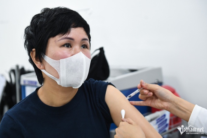 Long queue for flu vaccine in Hanoi - 6